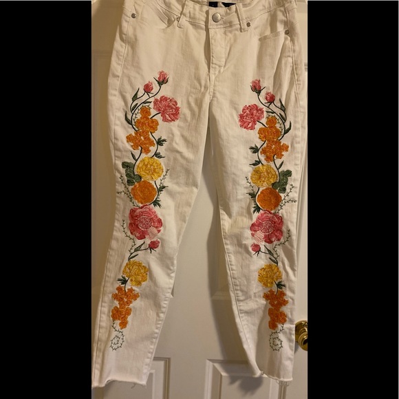 Bandolino Denim - EUC Bandolino white jeans.
